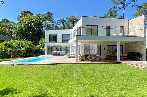 Villa contemporaine climatisée et sa piscine chauffée, au calme !
