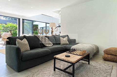 Villa contemporaine climatisée et sa piscine chauffée, au calme !