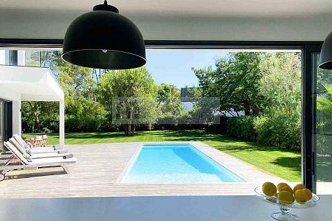 Villa contemporaine climatisée et sa piscine chauffée, au calme !