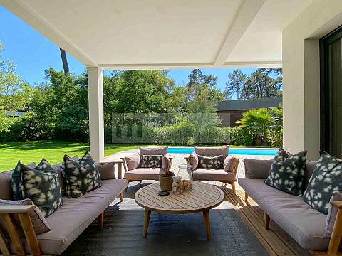 Villa contemporaine climatisée et sa piscine chauffée, au calme !