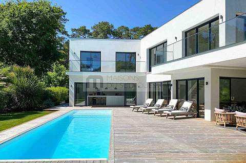 Villa contemporaine climatisée et sa piscine chauffée, au calme !