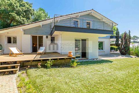 Charming villa with swimming pool overlooking the golf course