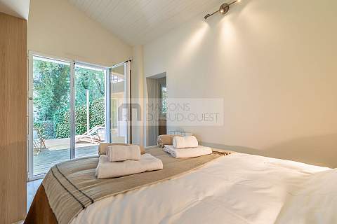 Charming villa with swimming pool overlooking the golf course