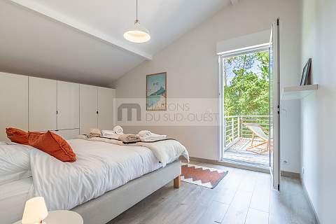 Charming villa with swimming pool overlooking the golf course