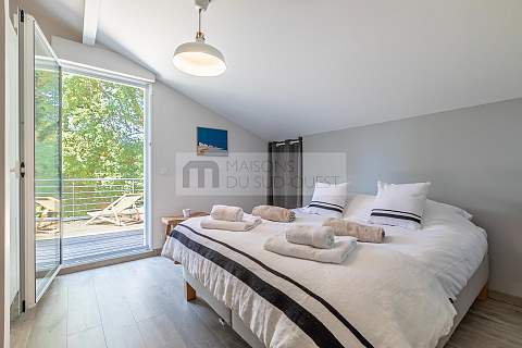 Charming villa with swimming pool overlooking the golf course