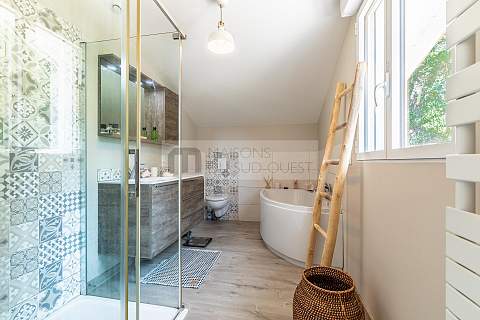 Charming villa with swimming pool overlooking the golf course