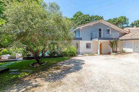 Charming villa with swimming pool overlooking the golf course