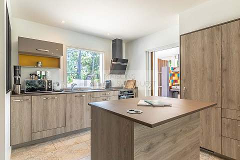 Charming villa with swimming pool overlooking the golf course