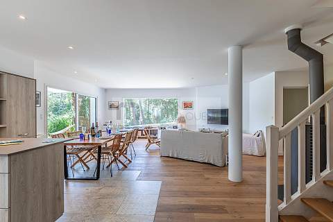 Charming villa with swimming pool overlooking the golf course