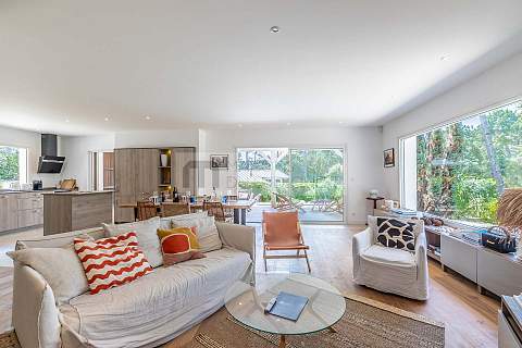 Charming villa with swimming pool overlooking the golf course