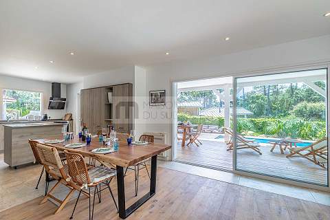 Charming villa with swimming pool overlooking the golf course