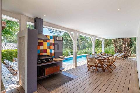 Charming villa with swimming pool overlooking the golf course