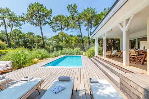 Charming villa with swimming pool overlooking the golf course