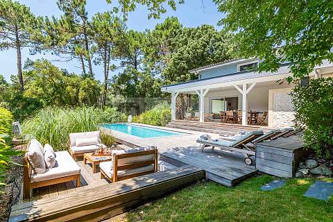 Charming villa with swimming pool overlooking the golf course