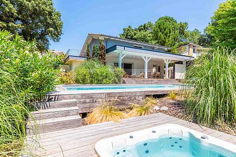 Charming villa with swimming pool overlooking the golf course