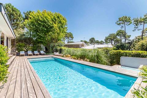 Charming villa with swimming pool overlooking the golf course