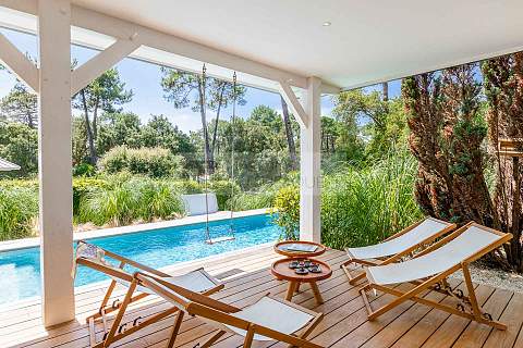 Charming villa with swimming pool overlooking the golf course
