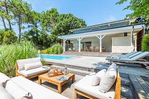 Charming villa with swimming pool overlooking the golf course