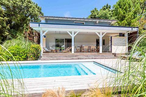 Charming villa with swimming pool overlooking the golf course