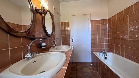 Charmante villa au calme à Seignosse de plus de 200 m2 , idéal pour votre projet.