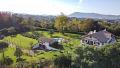 DANS UN CADRE CHAMPÊTRE, MAISON BASQUE AVEC PISCINE