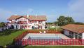 DANS UN CADRE CHAMPÊTRE, MAISON BASQUE AVEC PISCINE