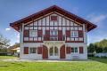 DANS UN CADRE CHAMPÊTRE, MAISON BASQUE AVEC PISCINE
