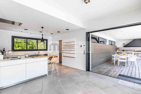 Somptueuse villa contemporaine entre lac et océan