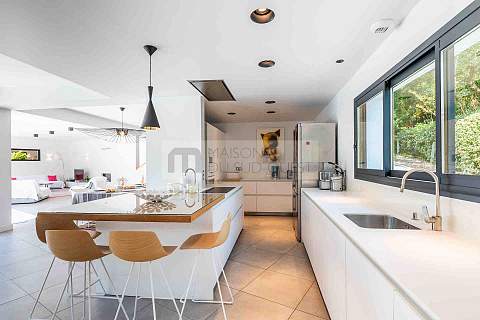 Somptueuse villa contemporaine entre lac et océan