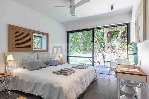 Somptueuse villa contemporaine entre lac et océan